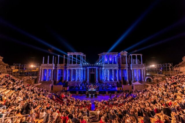 Hace una semana estábamos tocando en el Teatro Romano de Mérida junto a la Orquesta Filarmónica de España y @josepcaballedomenech.
Un concierto inolvidable con @placido_domingo @adelazaharia.soprano y @xabieranduaga. #laOFE

.
.
.

#teatroromanomerida #galalirica #concierto