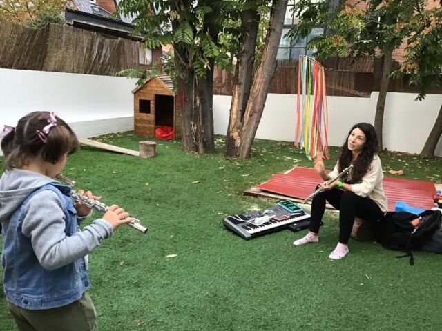 Aprovechando el precioso jardín de @tierralala_ para hacer nuestras clases de flauta travesera en estas bonitas tardes otoñales 🥰 #métodosuzuki 
.
.
.
.
#flautatravesera #musicaenfamilia #musicaparaniños #clasesdemusica #musica #hortaleza