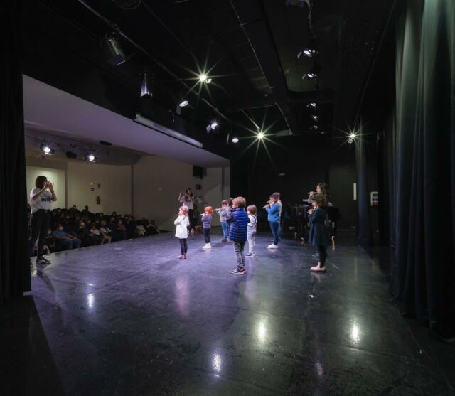 🌺🎶SPRING CONCERT 🎶🌺

El 8 de abril se llenaron las 200 butacas del C.C de Valdebernardo y el escenario acogió a casi 50 flautistas llenos de ilusión. 👏🏼👏🏼👏🏼

En los conciertos se genera un clima único y es que hacer música junt@s nos conecta de una manera muy especial. Es emocionante para grandes y pequeñ@s, público, familiares, amig@s y profes ✨

La música tiene la magia de ser un arte en directo. Cada interpretación es única y nos enseña mucho sobre nosotr@s mism@s y nuestro proceso de aprendizaje. Por eso todos y cada uno de los conciertos tienen un algo especial que no se puede explicar con palabras. ¡Hay que vivirlo! ❤️

Ahora nos tomamos unos días de descanso, pero volvemos la semana que viene con más proyectos 🥰

📸 Guillermo Relaño, gracias por tus preciosas fotos.

#concierto #metodosuzuki #flautatravesera #littlemusicalsteps
