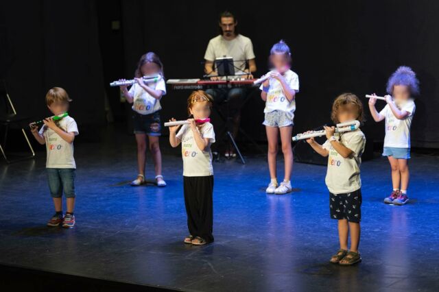 Súper concierto para cerrar el curso 21-22 ❤️🎶

Otro año más ponemos el broche final con un concierto en el que desde l@s más peques de 3 años a l@s más mayores de 15 se juntan para compartir una tarde de música.

Estamos muy contentas  de tener esta gran familia musical a la que vemos crecer cada año. ¡Os queremos! 🥰#concierto
.
.
.
#metodosuzuki #flautatravesera #educacionmusical #findecurso