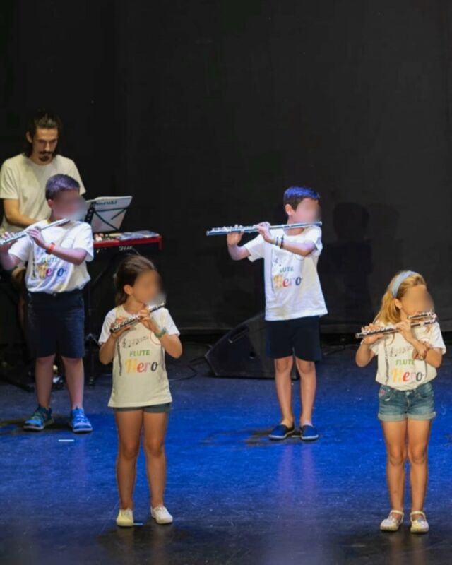 El Método Suzuki también es conocido como Método de la Lengua Materna porque su filosofía se basa en aprender música de la misma manera en la que aprendemos nuestra lengua madre. Y es que si queremos aprender el idioma de la música de forma natural y significativa…¡tiene todo el sentido! Otro curso más seguimos acompañando a familias que han querido aproximarse a la música de la mano de sus hij@s de esta manera tan bonita. #flutepower 

#metodosuzuki #flautatravesera #musicaenfamilia #littlemusicalsteps
